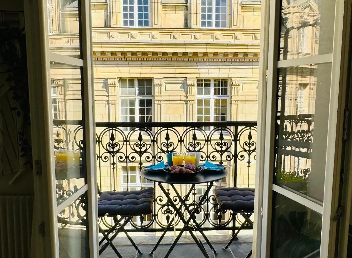 Cosy Studio With Balcony Paris Center - Sorbonne - Pantheon - Notre-Dame contacts